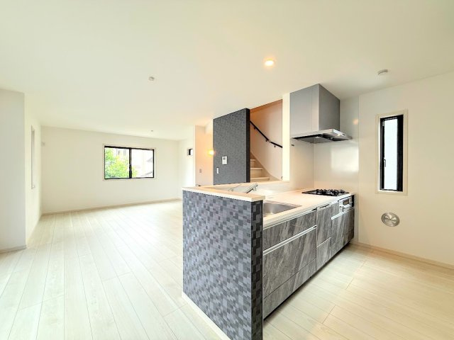 港南区芹が谷1丁目　新築戸建てのキッチン|◆キッチンからダイニングやリビングが見渡せるキッチン。料理をしながら家族とコミュニケーションをとれるだけでなく、大きな開放感も得られることができます。
