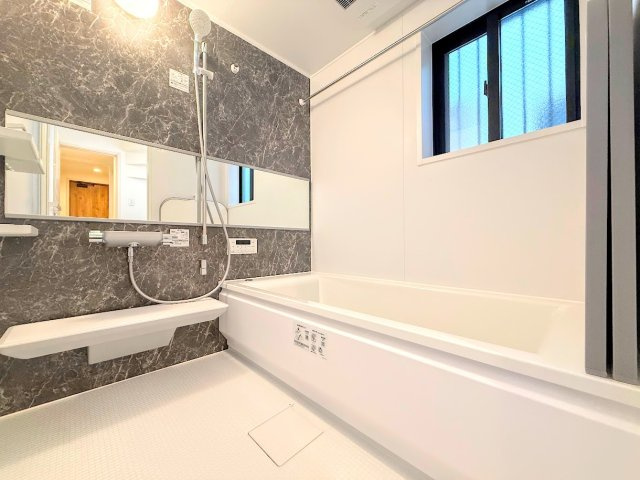 港南区芹が谷1丁目　新築戸建ての浴室|◆お子様と一緒にバスタイムを楽しめる広々空間。浴室乾燥機付で心地よいバスタイムを実現します。