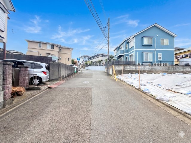 港南区芹が谷5丁目　売地の前面道路含む現地写真|◆前面道路も幅員があり車の運転も安心！前面道路は閑静な住宅地。車通りの少ない道路です。お子様にも安心です。