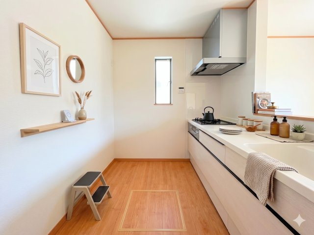 港南区日限山3丁目　新築戸建てのキッチン|［モデルハウス］◆デザイン性と機能性を兼ね備えたキッチンです。リビングスペースとの一体感が生まれ、広々空間を演出してくれます。