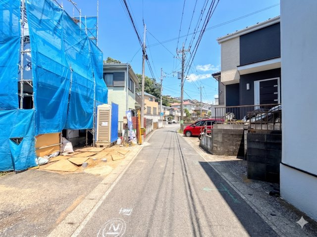 港南区芹が谷５丁目　新築戸建ての前面道路含む現地写真|◆前面道路も幅員があり車の運転も安心！前面道路は閑静な住宅地。車通りの少ない道路です。お子様にも安心です。

