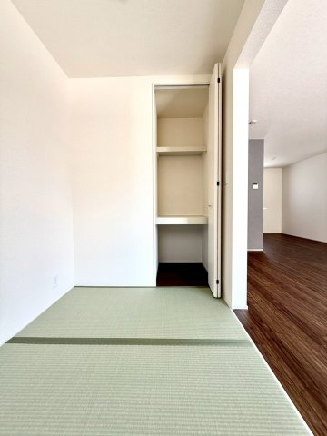 リーブルガーデンうるま市前原・２号棟の和室|リビングから目が届くので安心！お昼寝スペースとしても活躍するタタミコーナー３帖