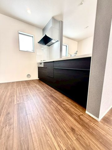リーブルガーデンうるま市前原・２号棟の洋室|料理中もコミュニケーションが取りやすい対面式キッチン・換気窓＆床下収納付き