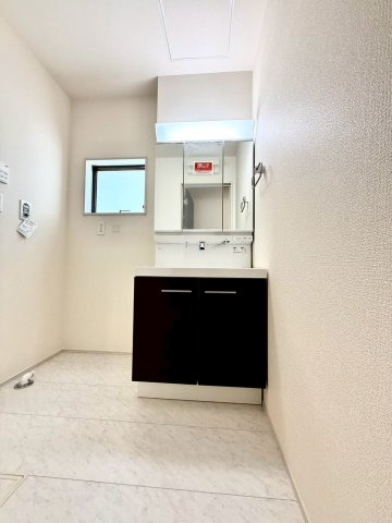 リーブルガーデンうるま市前原・２号棟の独立洗面台|ハンドシャワー付き洗面化粧台＋洗濯機置き場／洗面室に窓