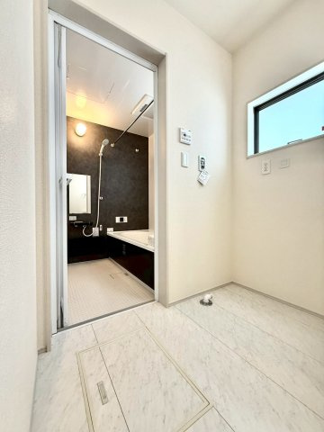 リーブルガーデンうるま市前原・２号棟のその他|洗面脱衣所から浴室への動線／洗面室に窓
