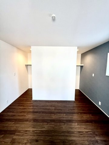 リーブルガーデンうるま市前原・２号棟のその他|二面採光の２階主寝室7帖・大容量の２WICを設置