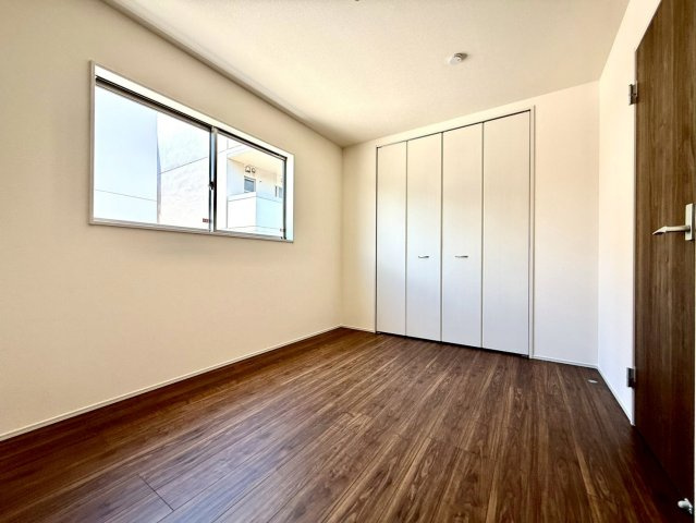 リーブルガーデンうるま市前原・２号棟の洋室|二面採光の２階洋室６帖には、クローゼット収納を設置