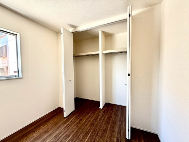 リーブルガーデンうるま市前原・２号棟の収納|二面採光の２階洋室６帖には、クローゼット収納を設置