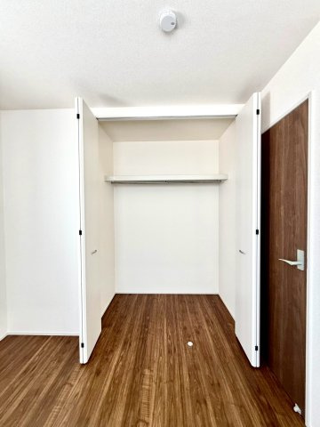 リーブルガーデンうるま市前原・２号棟の収納|二面採光の２階洋室4.5帖には、クローゼット収納を設置