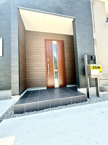 リーブルガーデンうるま市前原・２号棟のその他|玄関ポーチ／TVモニター付きインターフォンで防犯対策も◎