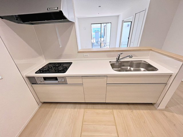 新築戸建・新築建売　福島市松木町第1　福島第二小・福島第二中のキッチン|カウンター越しに会話が弾み、家族とのつながりを感じられる対面キッチンです！