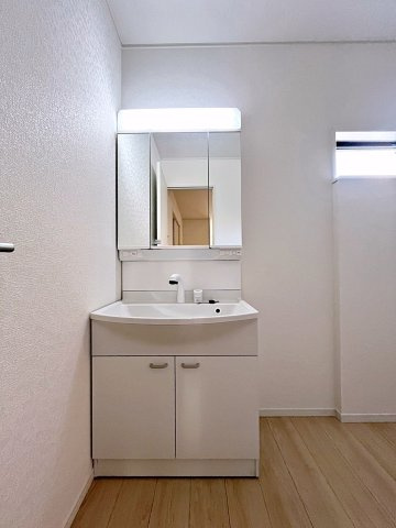 新築戸建・新築建売　福島市松木町第1　福島第二小・福島第二中の独立洗面台|三面鏡洗面台で朝の身支度もしやすい＆収納力も◎洗面台に物を置かずすっきり清潔に保つことができます！