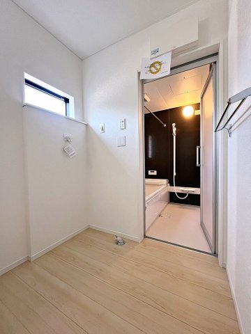 新築戸建・新築建売　福島市松木町第1　福島第二小・福島第二中の洗面所|洗面室は洗濯機を置いてもゆとりがあり広々！