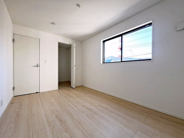 新築戸建・新築建売　福島市松木町第1　福島第二小・福島第二中の洋室|6.7帖の洋室は北側の窓から一定した柔らかい光が入り、PC作業や読書などにも最適なお部屋です！