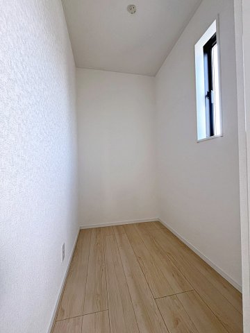 新築戸建・新築建売　福島市松木町第1　福島第二小・福島第二中の収納|小窓付きのWICは大容量でお荷物が多くても安心です！