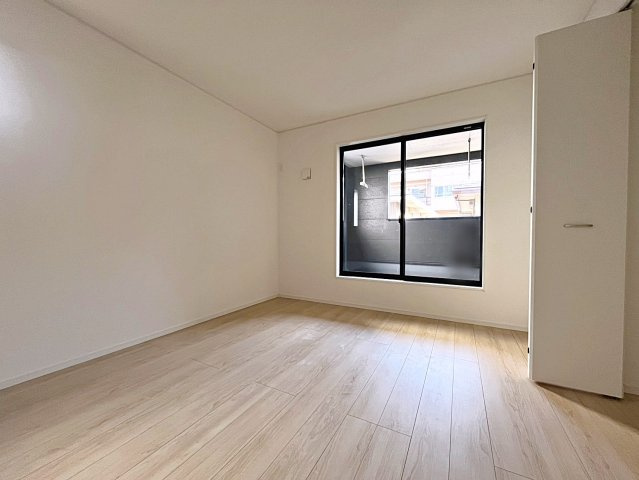 新築戸建・新築建売　福島市松木町第1　福島第二小・福島第二中の洋室|7.5帖の洋室はバルコニーに面しており大きな窓から日差しが入るので気持ちの良いプライベート空間です！