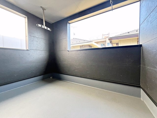 新築戸建・新築建売　福島市松木町第1　福島第二小・福島第二中のバルコニー|天候の急な変化にも柔軟に対応できる快適なインナーバルコニー！