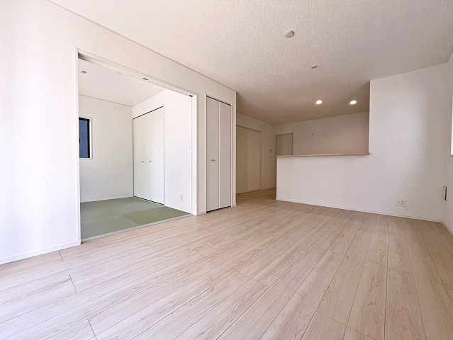 新築戸建・新築建売　福島市松木町第1　福島第二小・福島第二中の居間・リビング|南側の大きな窓から日差しが入り明るいリビングはご家族皆さんの憩いの場です！