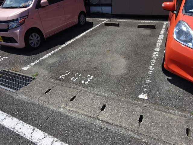 小野市神明町のハイツの駐車場