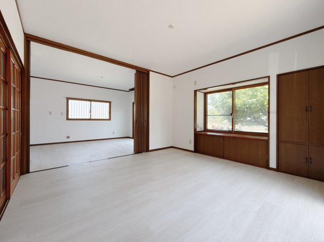 【中古戸建】熊谷市柿沼の洋室|■洋室｜続き間の洋室は子育て世代にこそ適しています。お子様のお昼寝スペースや、洗濯物をたたむのに便利です。客間やリビングの延長としても使えます♪