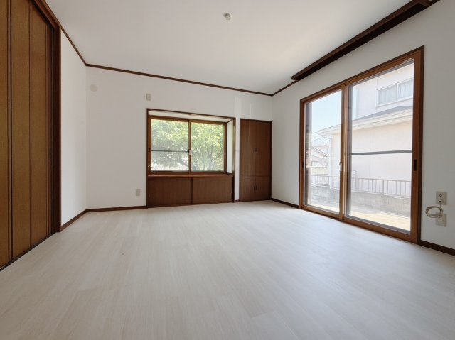 【中古戸建】熊谷市柿沼の洋室|■洋室｜大きい窓からあたたかいたっぷりの光が入ります♪開放的な空間で毎日をもっと快適に(*＾＾*)