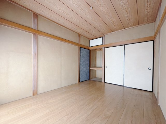 【中古戸建】熊谷市柿沼の洋室|■洋室｜木のぬくもりを感じるフローリングは、天然木の味わいが時とともに深みを増していきます。また、傷にも強く、フリーワックスでお手入れもラクラクです♪