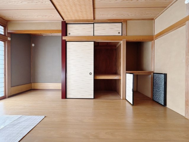 【中古戸建】熊谷市柿沼の洋室|■洋室｜季節物がたくさん収納できる押し入れは衣替えや模様替えで大活躍！