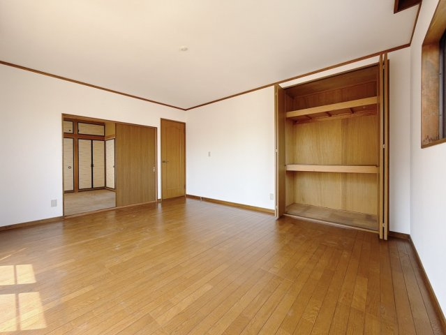 【中古戸建】熊谷市柿沼の洋室|■洋室｜ダブルベッドを置いても充分な広さを2Ｆのお部屋に設けております。お子様と家族みんなで寝るのも夢じゃありません♪窓からは光が差し込むので日中でも明るいお部屋です。