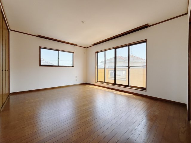 【中古戸建】熊谷市柿沼の洋室|■洋室｜バルコニーにも出られる2階の一室♪お勉強などに疲れたら気晴らしもできますね♪収納も大容量で、お部屋がいつでもスッキリ片付きます＊。