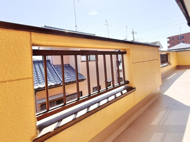 【中古戸建】熊谷市柿沼のバルコニー|■バルコニー｜バルコニーから入る日差しは暖かく、爽快な朝の目覚めを促してくれます♪洗濯物やお布団を干して太陽の香りを吸い込んだお布団で夜はおやすみください。