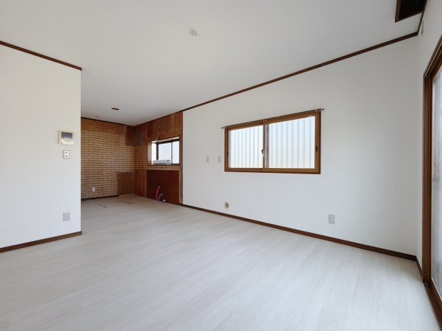 【中古戸建】熊谷市柿沼のキッチン|■ダイニング｜窓から射し込む陽射しが縦横に広がり、あたたかな空間が形づくられています。ここはご家族の笑顔集まる憩いの空間です( ＾＾ )