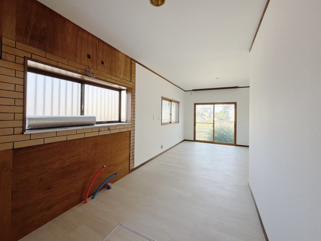 【中古戸建】熊谷市柿沼のキッチン|■ダイニングキッチン｜お料理時の油の臭いや煙などが隣接するお部屋に充満しにくい造りとなっています♪