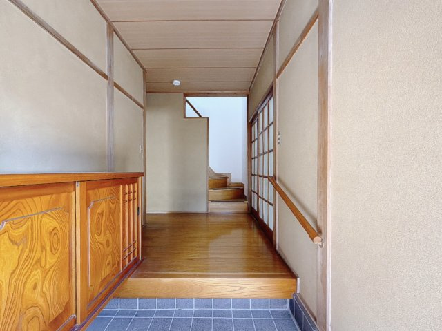 【中古戸建】熊谷市柿沼の玄関|■玄関｜毎日の「いってらっしゃい」や「お帰りなさい」を大切なご家族と過ごす玄関は〈使いやすさ〉を追求しております。玄関横の物入は急な来客時でもさっとお片付けできるスペースを確保しています。