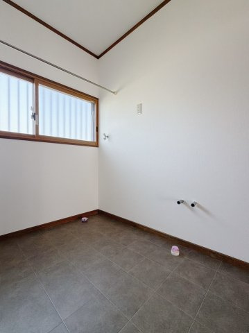 【中古戸建】熊谷市柿沼の洗面所|■洗面室｜冬はストーブ、夏にはサーキュレーターを置き、快適に過ごすことができます。窓があるので換気の際も楽ちんです♪