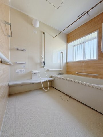 【中古戸建】熊谷市柿沼の浴室|■浴室｜足を伸ばしてゆったりと入浴ができる1坪タイプのバスルームです♪大きな窓がついておりますので、湿気で篭りがちなバスルームも換気することができます( ＾＾ )
