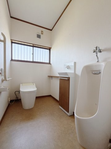 【中古戸建】熊谷市柿沼のトイレ|■トイレ｜白を基調とした清潔感溢れるトイレになっています。トイレには窓がついていますので常に換気をすることができ清潔を保てます。