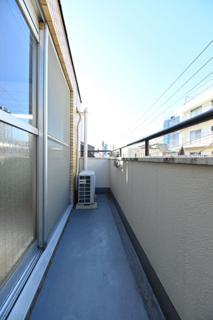 ライオンズマンション中野坂上のバルコニー|外からの目が気にならないバルコニーで洗濯物が干せます