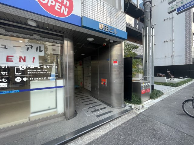上六原田ビルのエントランス