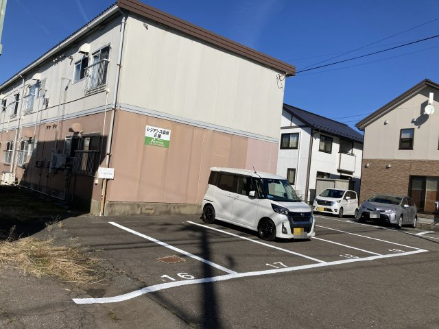 レジデンス桑原Bの駐車場