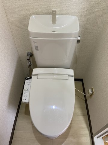 レジデンス桑原Bのトイレ|※同じタイプの間取です。実際の色や建具は異なります。