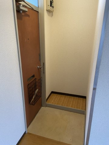 レジデンス桑原Bの玄関|※同じタイプの間取です。実際の色や建具は異なります。