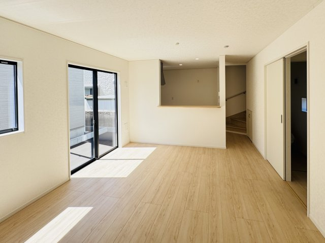 柏市光ケ丘２丁目新築戸建（光ケ丘第４）の居間・リビング|16.62帖リビングダイニングキッチン・リビングイン階段