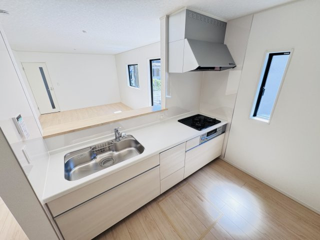 柏市光ケ丘２丁目新築戸建（光ケ丘第４）のキッチン|広々システムキッチン・シンクの水栓には浄水器がついてます！