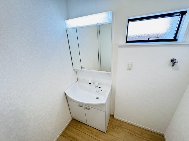 柏市光ケ丘２丁目新築戸建（光ケ丘第４）の独立洗面台|シャワーヘッド付き三面鏡洗面化粧台
