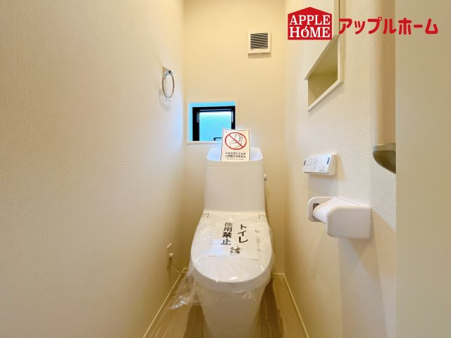 [新築住宅] さいたま市桜区田島 7期 全12号棟のトイレ|白を基調とした清潔感のある明るい空間。温水洗浄便座付きで、毎日快適・清潔に使用できます。操作しやすい壁面リモコンを採用しています。