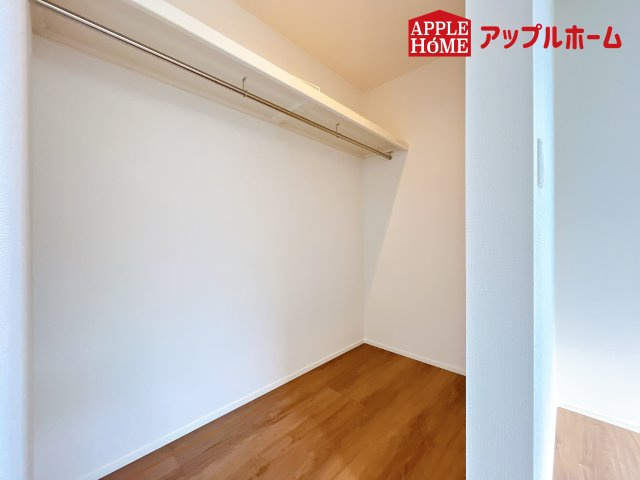 [新築住宅] さいたま市桜区田島 7期 全12号棟の収納|お洋服を大切にされる方に大変喜ばれる、ウォークインクローゼット。お洋服以外にも掃除機やスーツケースなどを一箇所に集約できるのは魅力ですね！扉が一箇所ですので、お部屋の見た目にもスッキリ！
