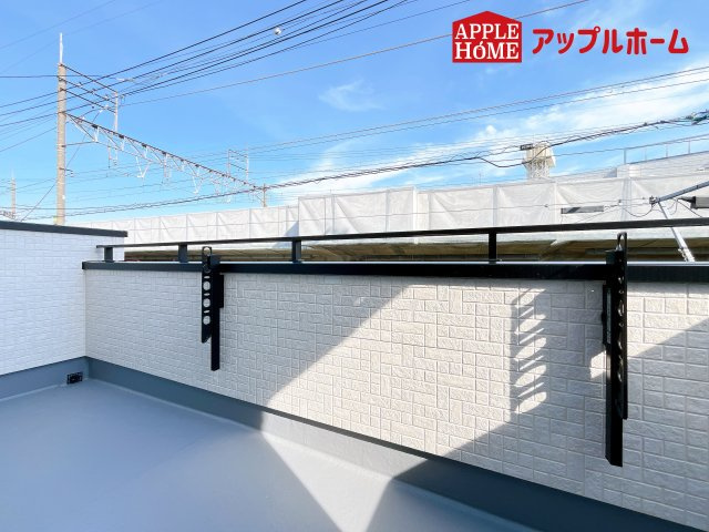 [新築住宅] さいたま市桜区田島 7期 全12号棟のバルコニー|家族分の洗濯物もしっかり干せます。日当たりも良く、毎日のお洗濯が楽しくなりそう♪お布団は手軽に干せていつもポカポカに☆