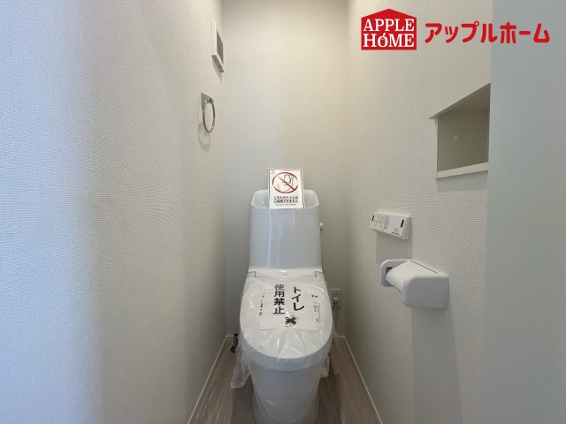 [新築住宅] さいたま市桜区田島 7期 全12号棟のトイレ|白を基調とした清潔感のある明るい空間。温水洗浄便座付きで、毎日快適・清潔に使用できます。操作しやすい壁面リモコンを採用しています。