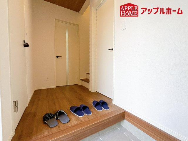 [新築住宅] さいたま市桜区田島 7期 全12号棟の玄関|住まう人も来客も入った時にワクワクさせてくれるオシャレな玄関♪収納もたっぷりあるので、靴がたくさんあっても安心！