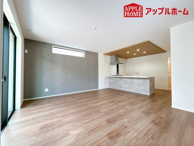 [新築住宅] さいたま市桜区田島 7期 全12号棟の居間・リビング|窓から差し込む光で家族を温かく包み込みます。明るいリビングで子育てする喜びを☆いつでも見学可能です！